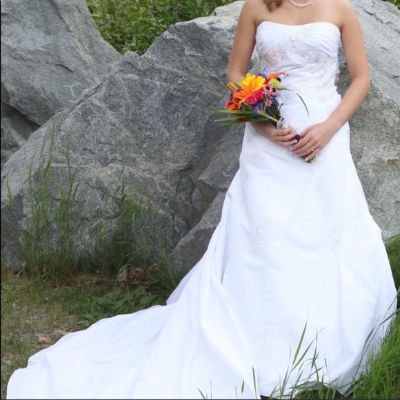 Isabella Chessari Dresses & Skirts - Isabella Chessari Beaded Strapless Wedding Dress Size 10